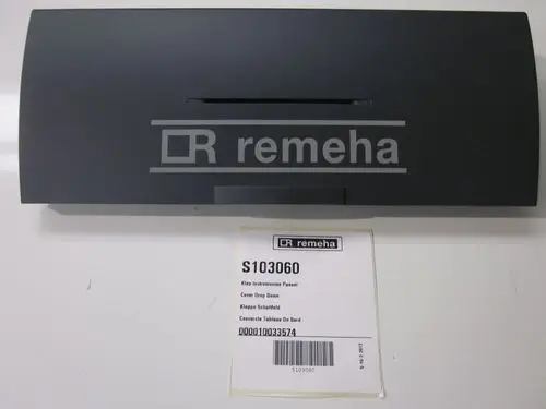 Graue Abdeckung für ein Schaltfeld, mit dem Logo von Remeha, auf einem weißen Hintergrund. Darunter befindet sich ein Etikett mit Artikelnummer und Beschreibung in mehreren Sprachen.